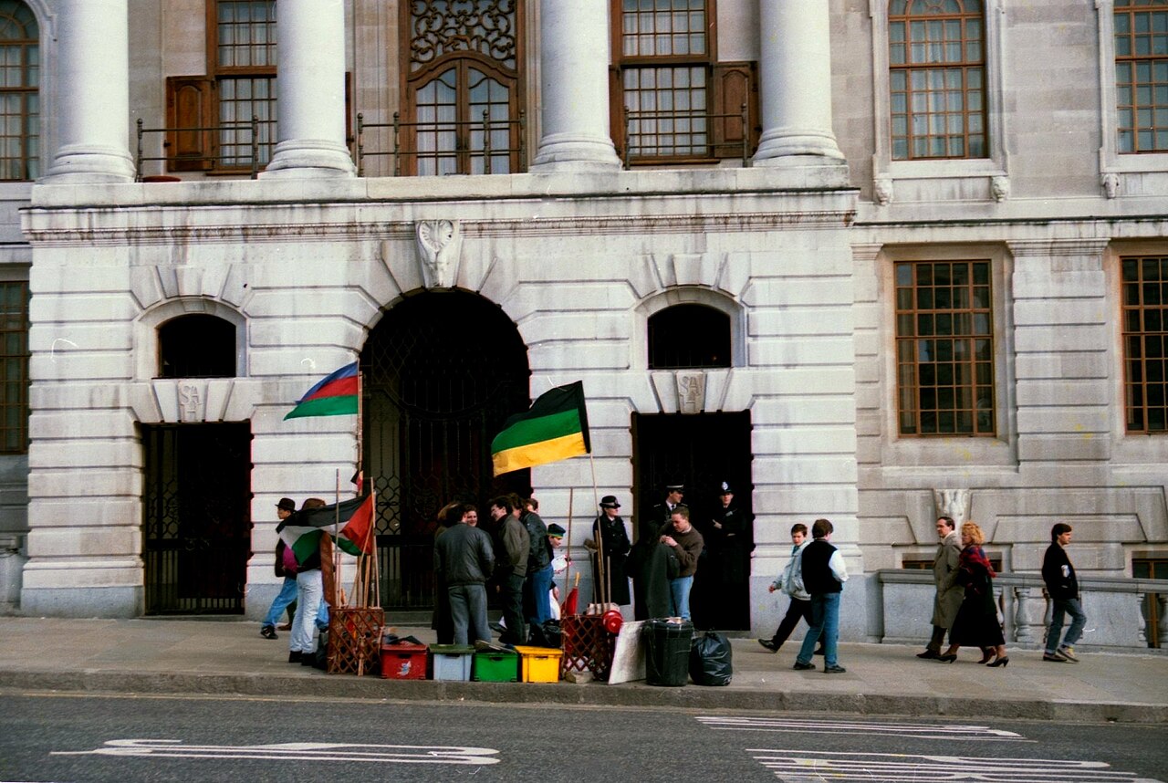 1989年にロンドンの南アフリカ・ハウス前で行われた反アパルトヘイト抗議