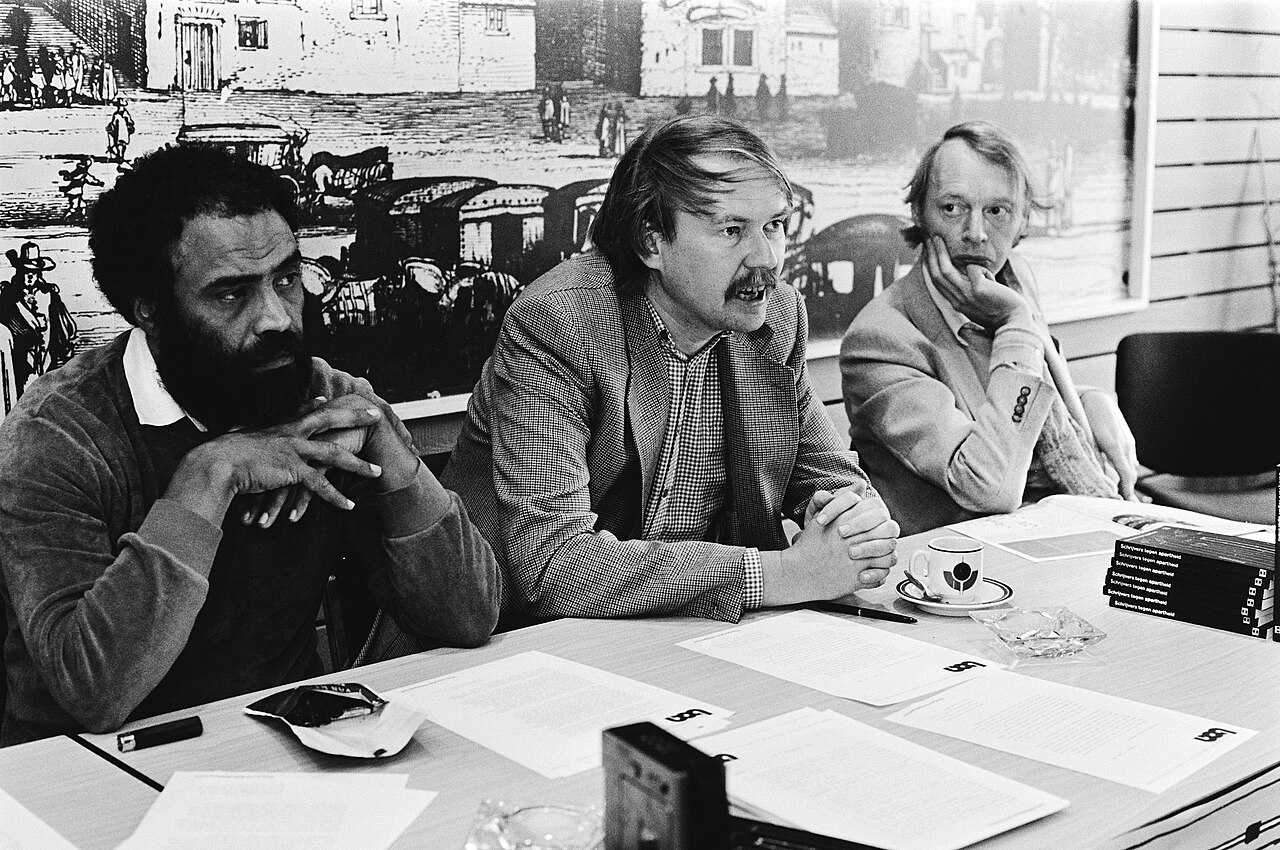 1980年にオランダで反アパルトヘイトを訴えた作家グループの記者会見