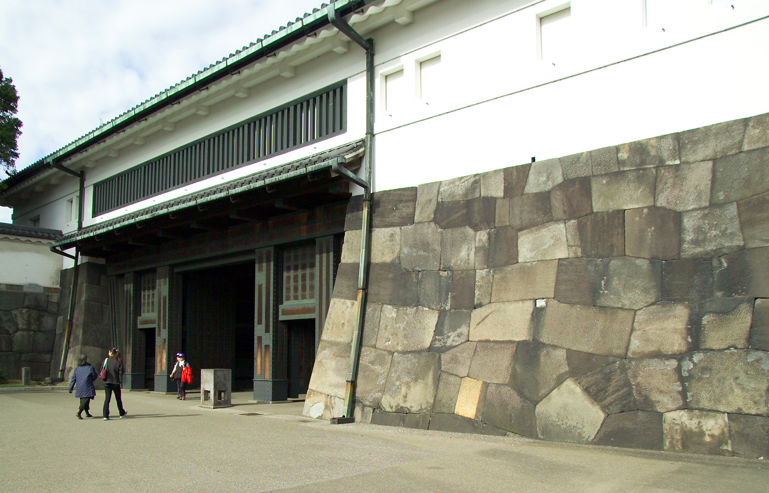 皇居東御苑の入口にある江戸城大手門渡櫓門