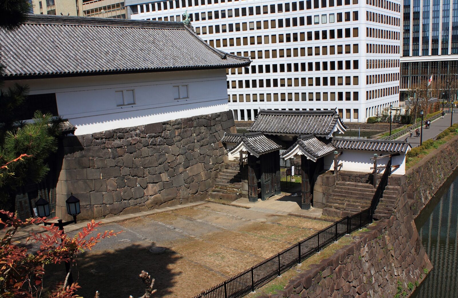 北の丸公園に現存する江戸城清水門の高麗門・石垣・雁木