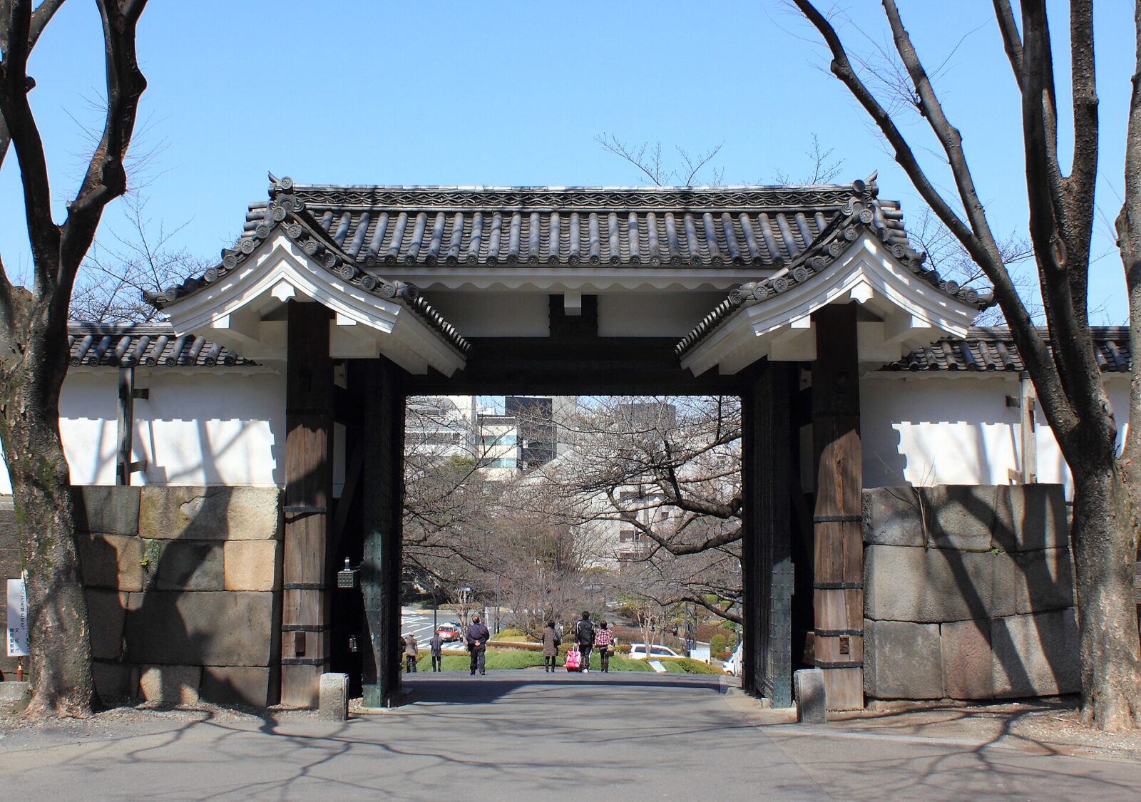 北の丸公園入口に現存する江戸城田安門の高麗門と石垣