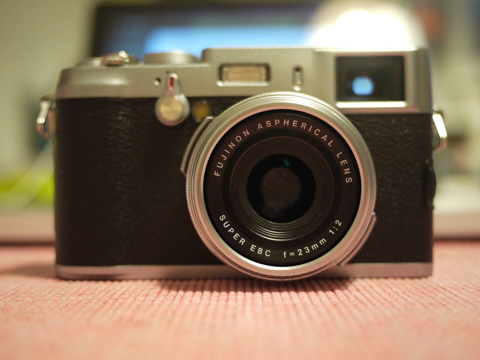 2011年発売のデジタルカメラFUJIFILM X100