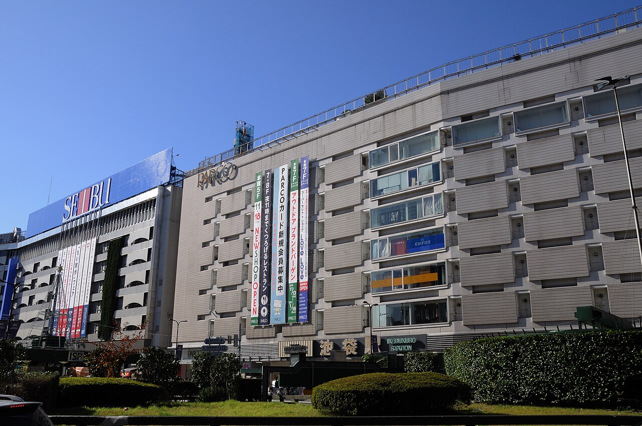 池袋駅東口の駅前風景