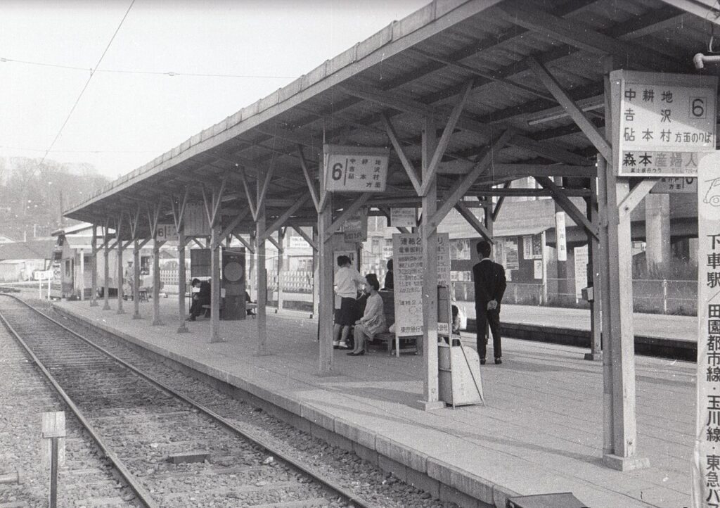 1968年の二子玉川園駅砧線ホーム