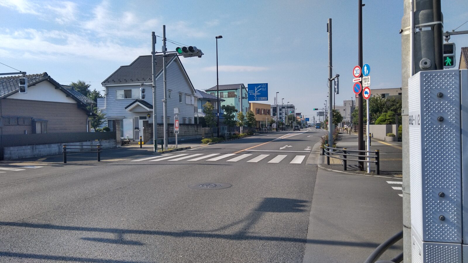 多摩都市モノレール導入を見込んで拡幅された箱根ケ崎駅東口付近の都道166号