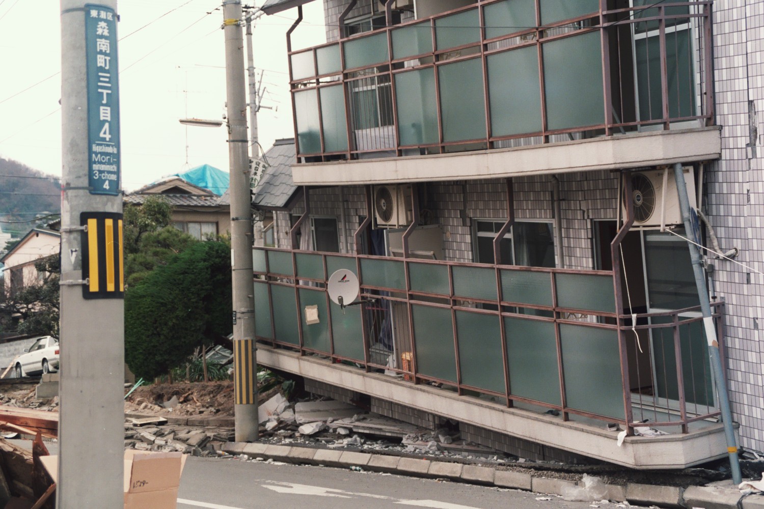 阪神・淡路大震災で被害を受けた神戸市東灘区の建物