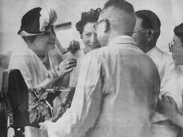 1948年に日本を訪れたヘレン・ケラーと歓迎する人々
