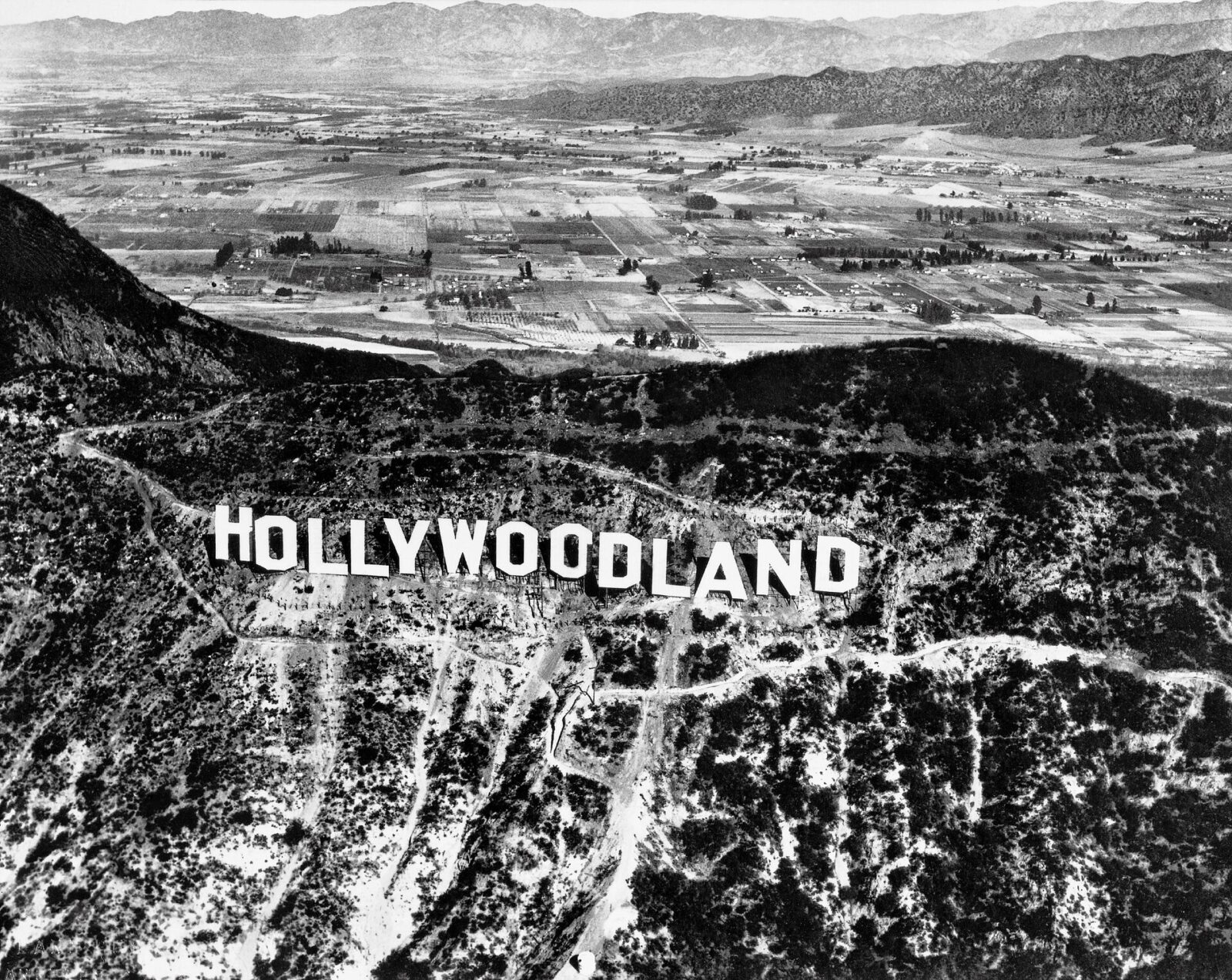 1920年代、現在のハリウッド・サインの前身だったHOLLYWOODLANDの看板