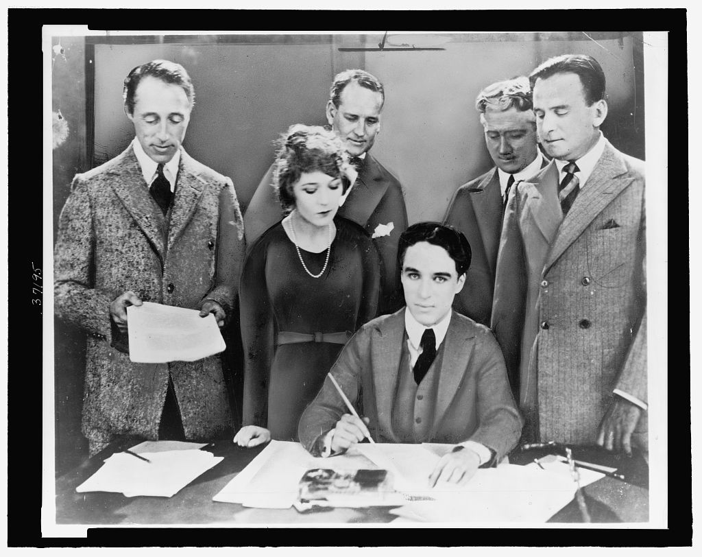 1919年、ユナイテッド・アーティスツ設立契約に署名するグリフィス、ピックフォード、チャップリン、フェアバンクス