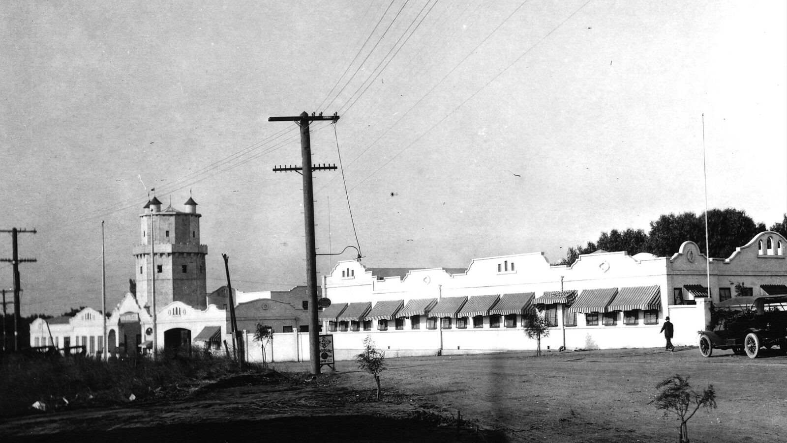 1915年、巨大撮影所として開業したユニバーサル・シティの正門
