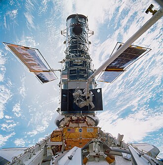 STS-103でハッブルを整備する宇宙飛行士