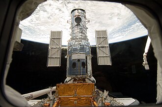 STS-125でアトランティス貨物室へ固定されたハッブル
