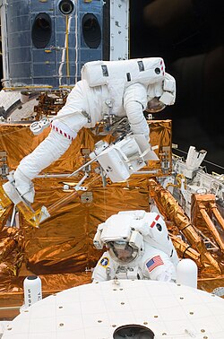 2009年の最終整備で作業する宇宙飛行士