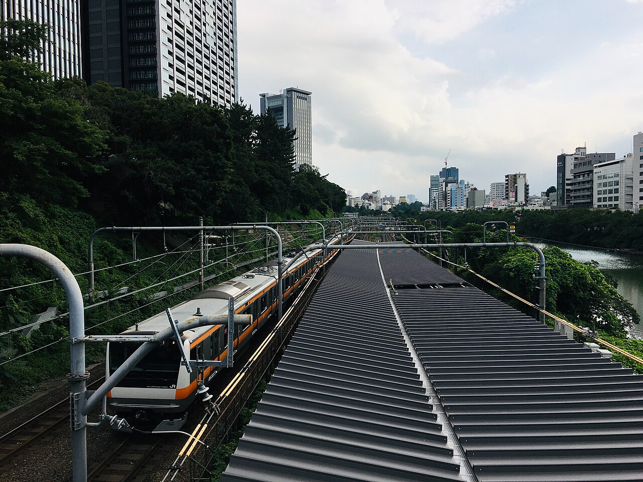 牛込橋から見たJR中央線と江戸城牛込見附跡・外濠