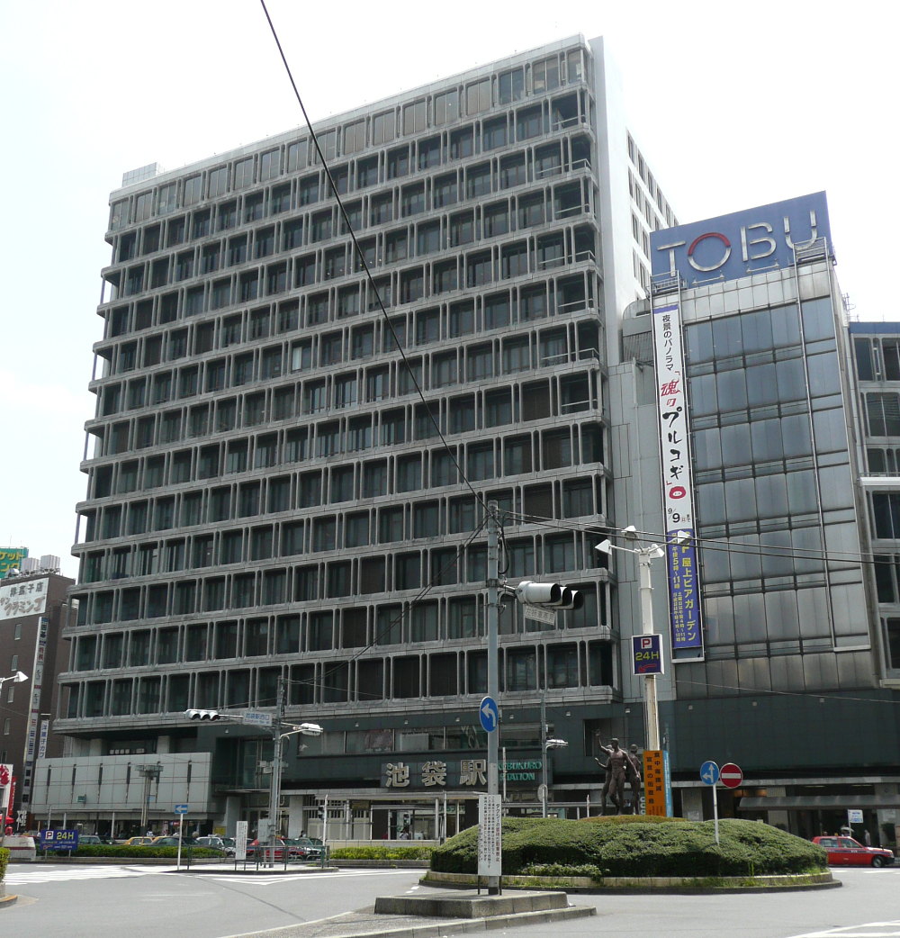 2007年の池袋駅西口と東武百貨店