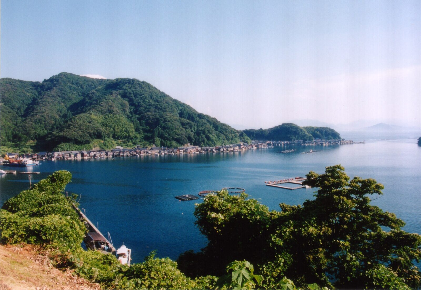 伊根町伊根浦の海沿いに並ぶ舟屋群