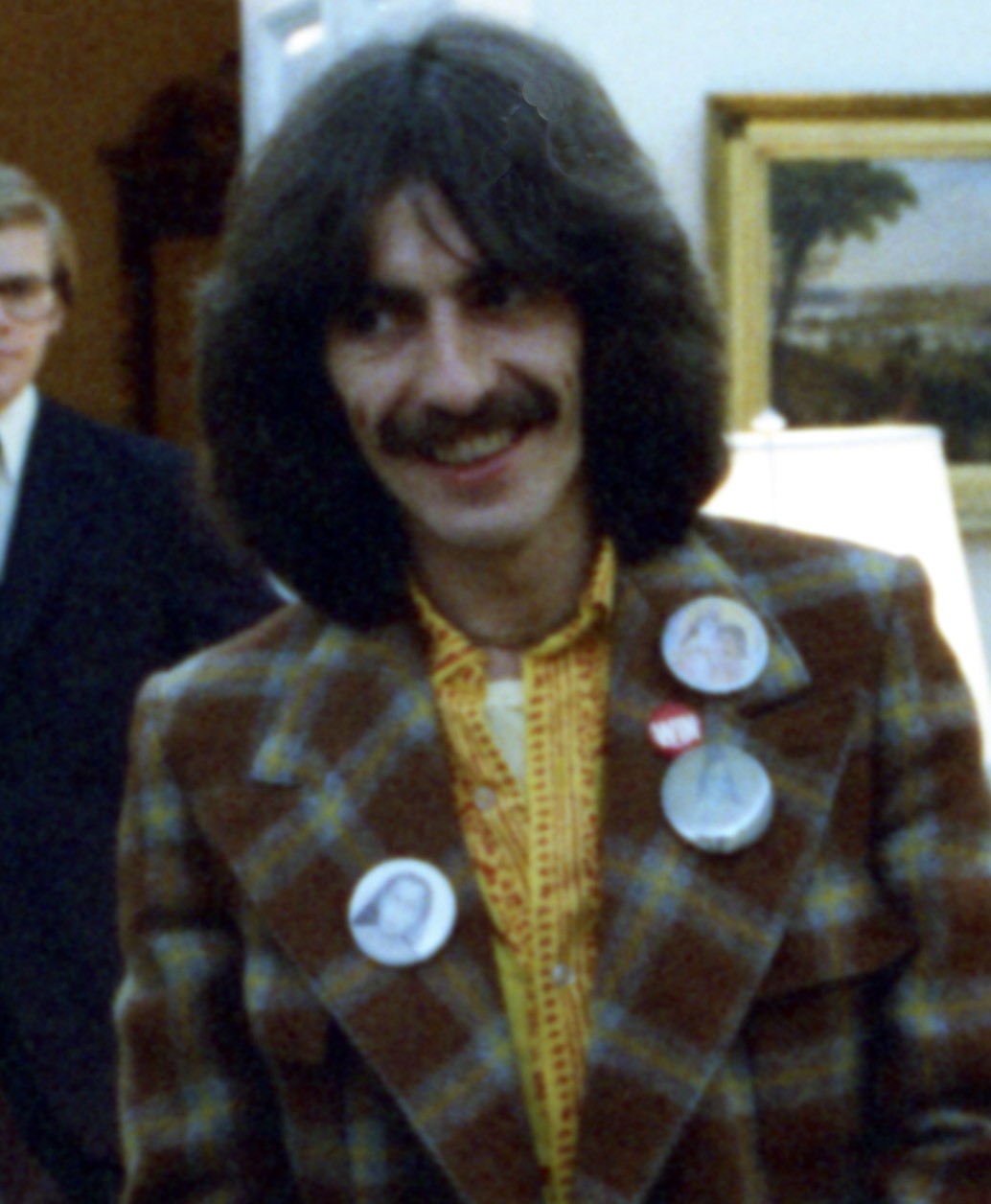 1974年、ホワイトハウスで談笑するラヴィ・シャンカルとジョージ・ハリスンら