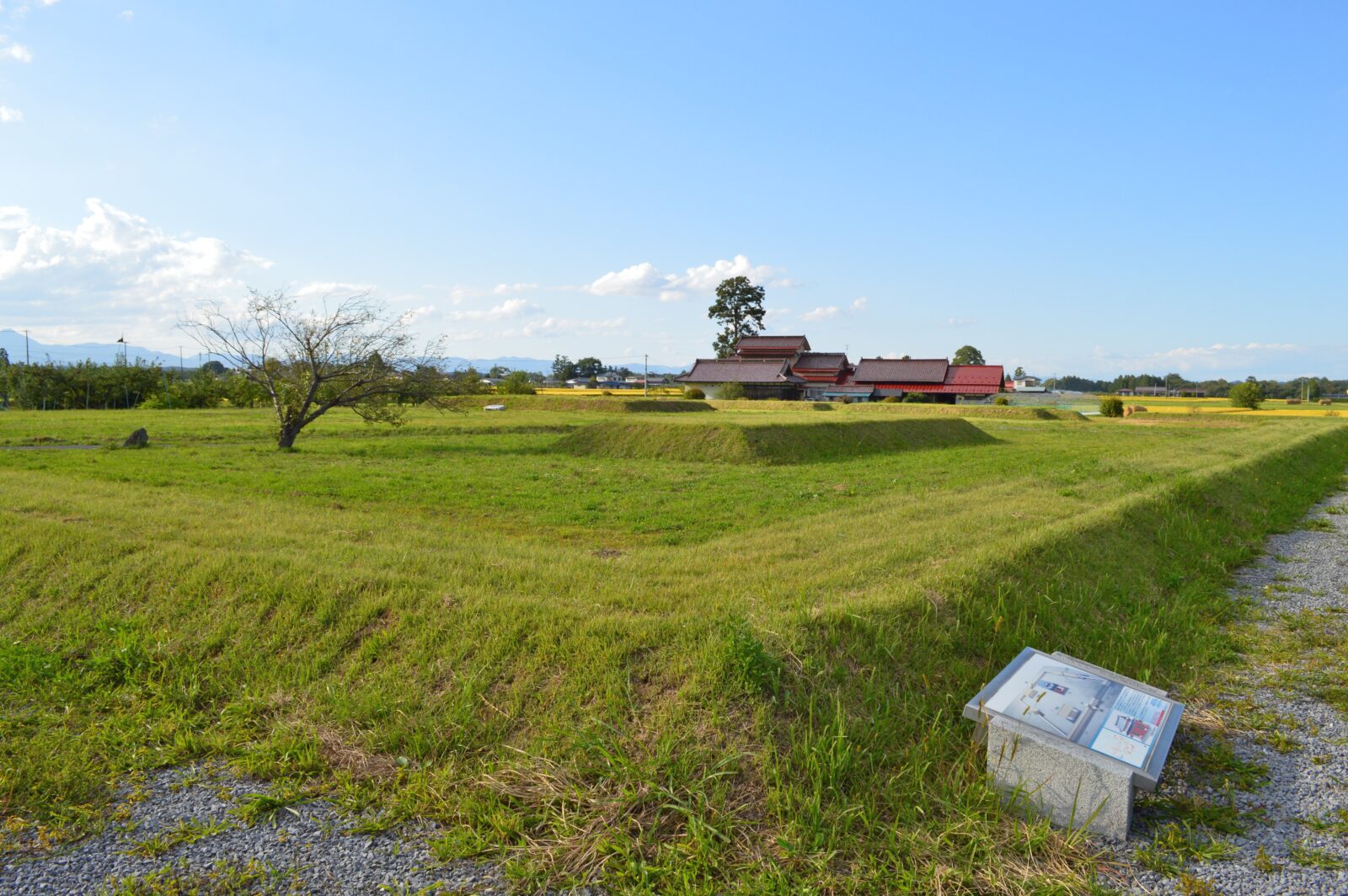 岩手県奥州市の胆沢城跡で回廊から正殿方向を望む景観