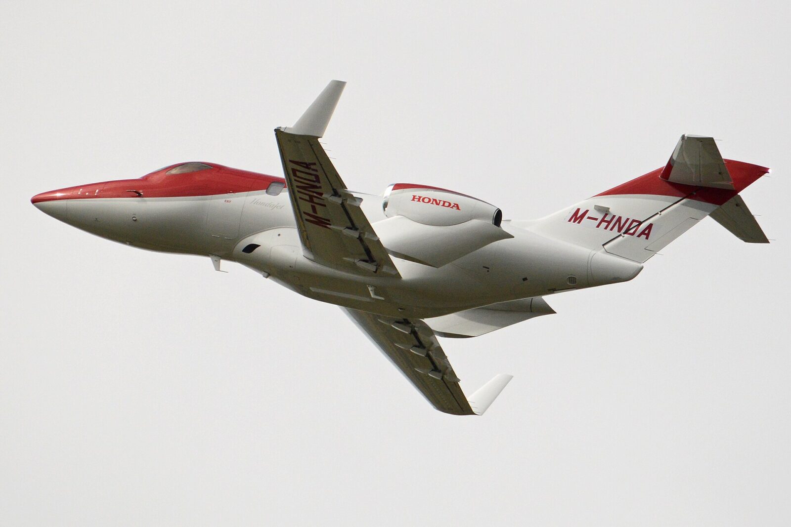 主翼上面にエンジンを配置したHondaJet HA-420