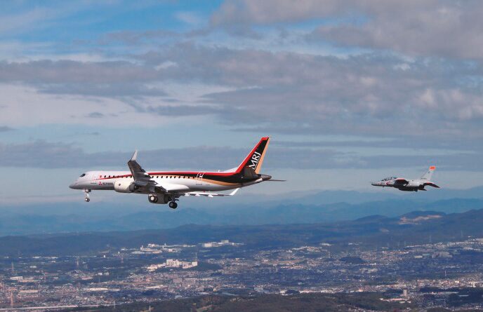 2015年11月11日に初飛行したMRJと随伴する航空自衛隊T-4