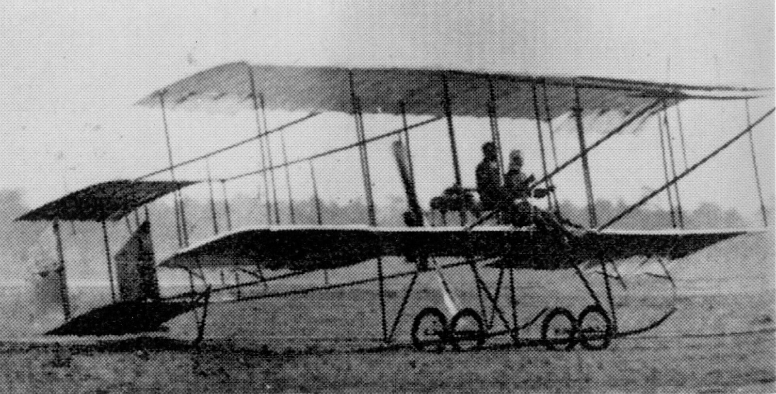 1910年12月19日の公式飛行で徳川好敏が操縦したアンリ・ファルマン複葉機