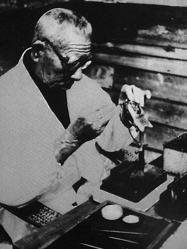 真珠貝に核を入れる作業を行う御木本幸吉