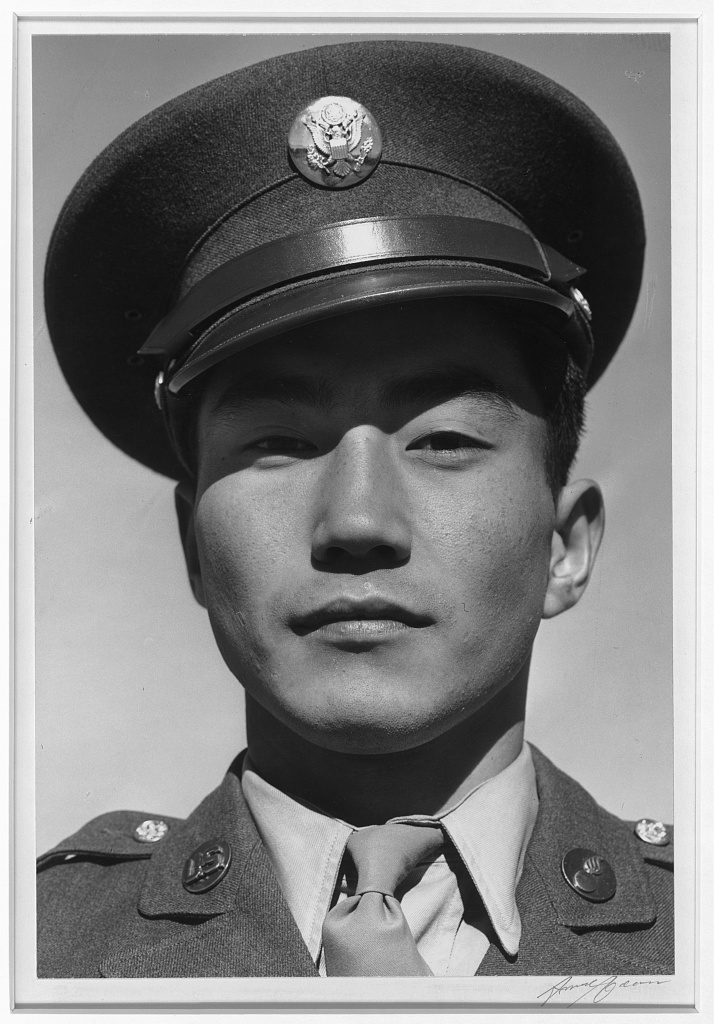 1943年、軍服姿で立つジミー・ショハラ伍長