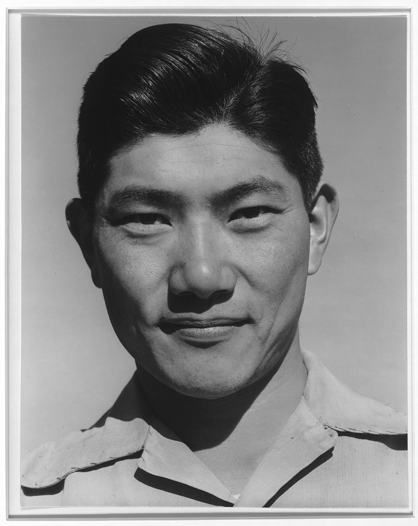 1943年、マンザナー収容所で働く整備士ヘンリー・ハナワ