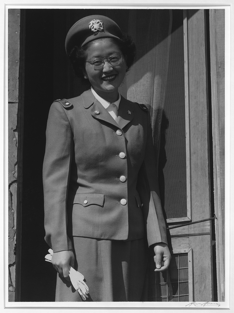 1943年、制服姿の日系アメリカ人米海軍候補生看護師ケイ・フクダ
