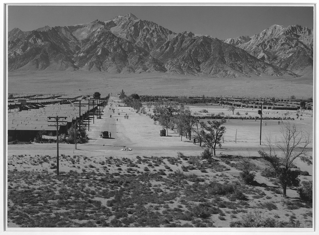 1943年、監視塔から見たマンザナー収容所のバラックと道路の全景