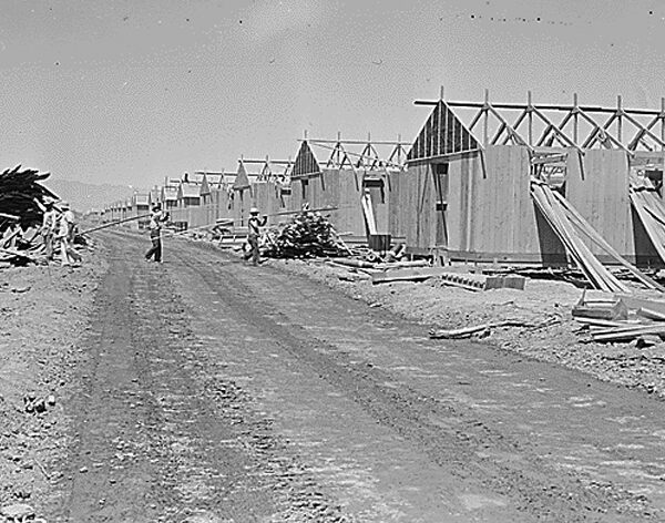 1942年、日系人収容者のための宿舎を建設する作業員たち