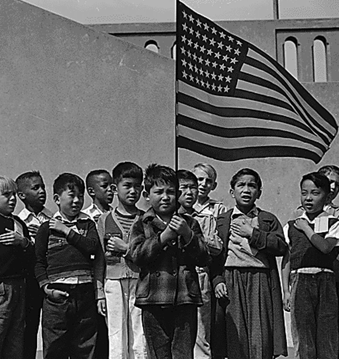1942年、ラファエル・ウェイル公立学校で米国旗に忠誠を誓う児童たち