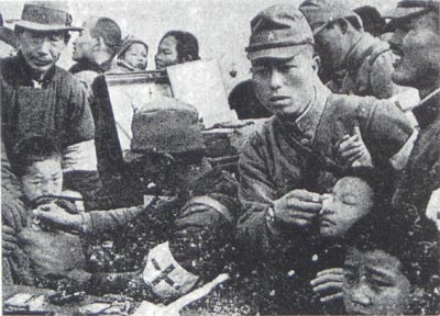 南京で中国人の子どもに防疫処置を行う日本軍衛生兵