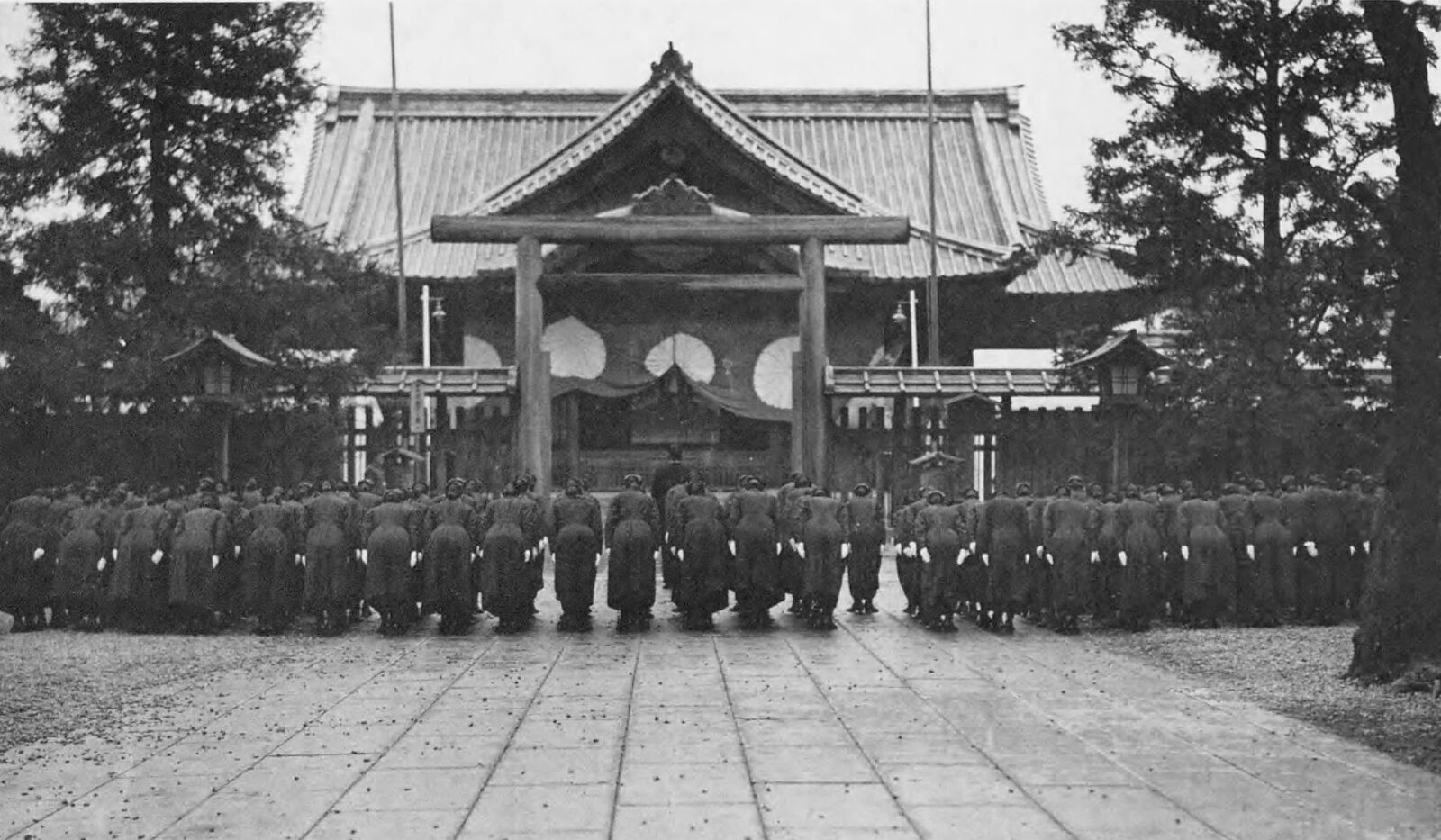 1938年に靖国神社を参拝する日本赤十字社の看護婦たち