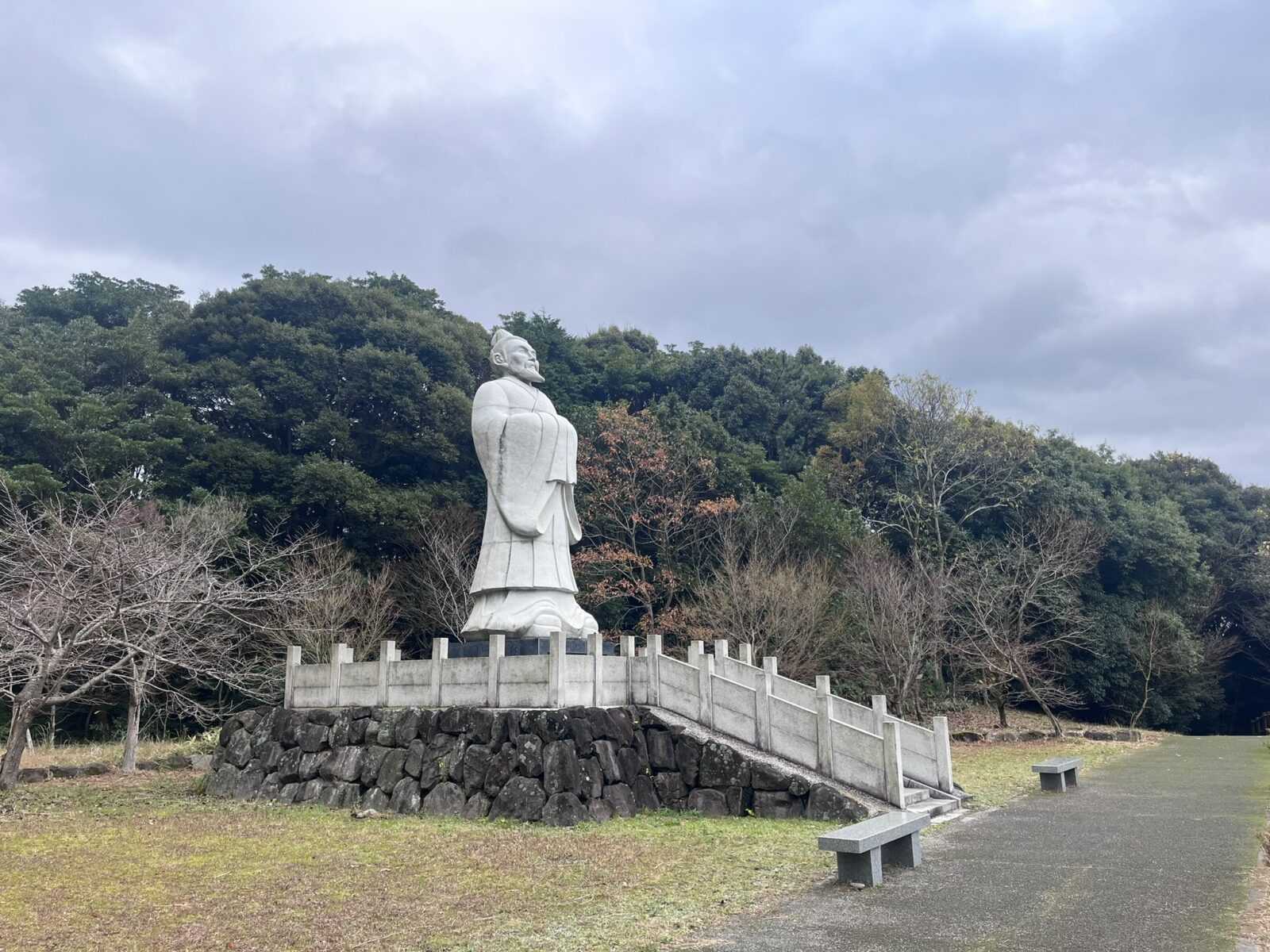 鹿児島県いちき串木野市生福に立つ徐福像