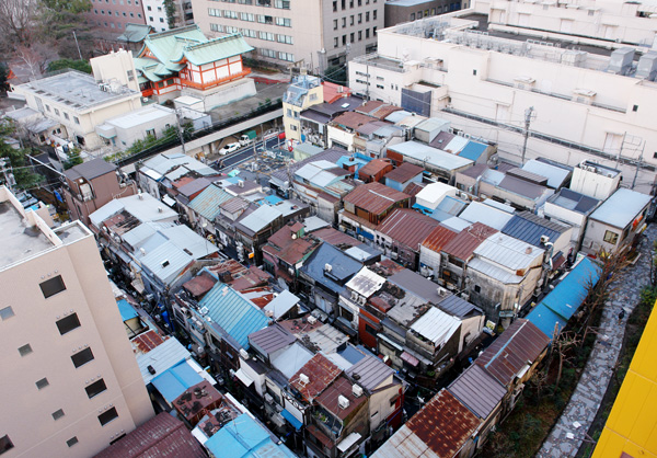 新宿ゴールデン街に密集する木造店舗群の俯瞰