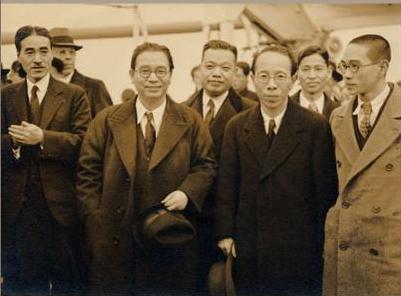 1935年、活動仲間と写る賀川豊彦