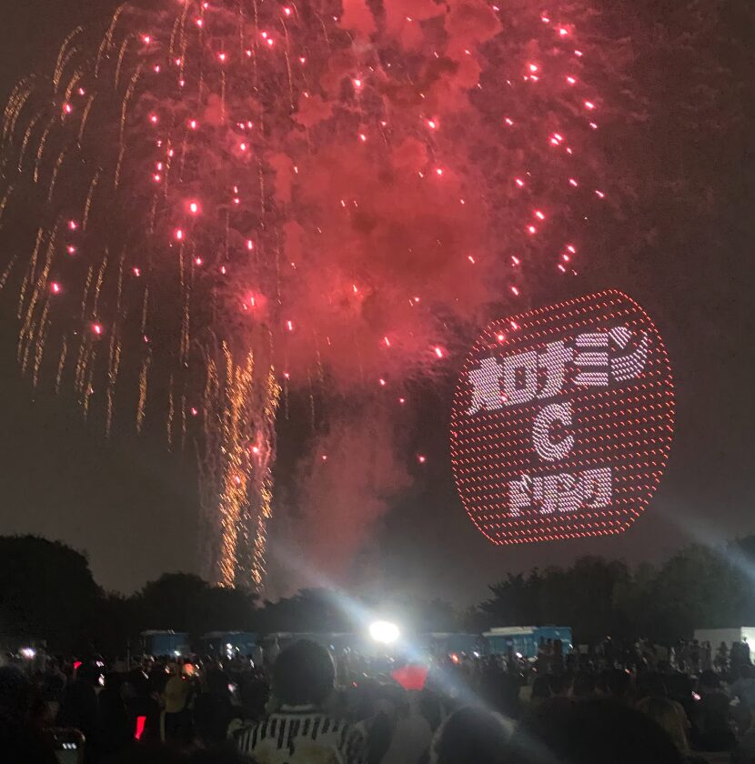 葛飾花火大会の花火とオロナミンCドローンショー