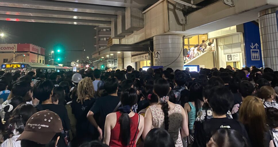葛飾花火大会終了後に混雑する新柴又駅