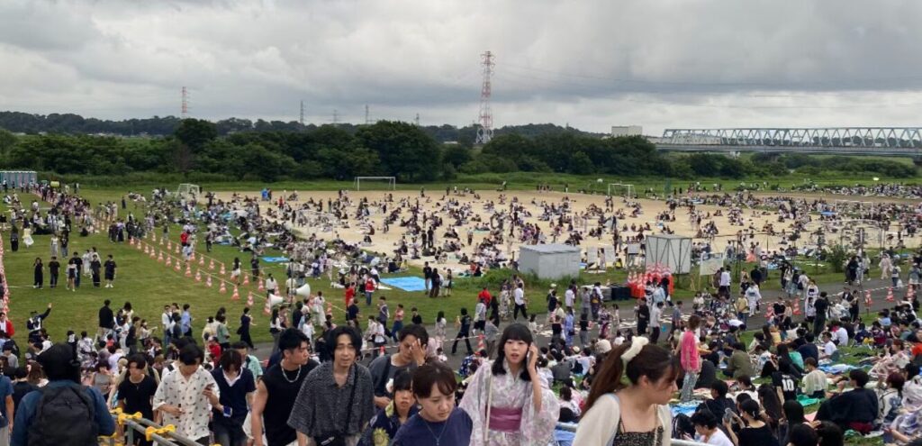 葛飾花火大会開始1時間前の土手から見た柴又球技場