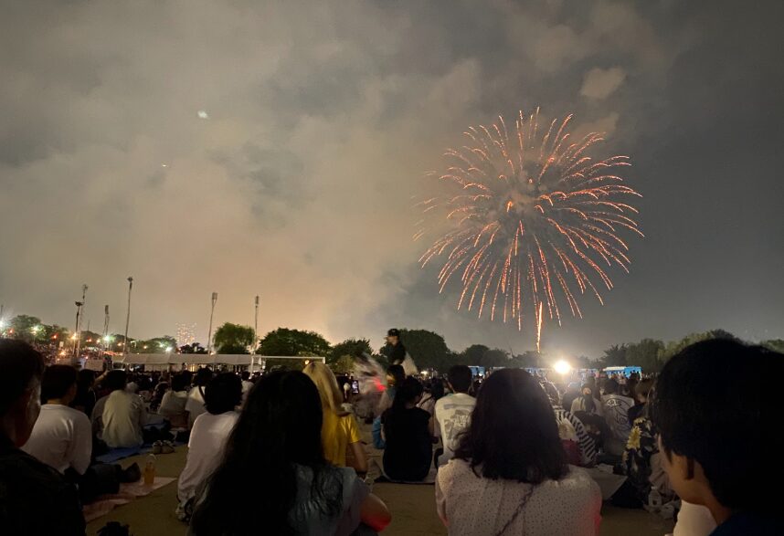 柴又球技場から見た葛飾花火大会の大玉花火