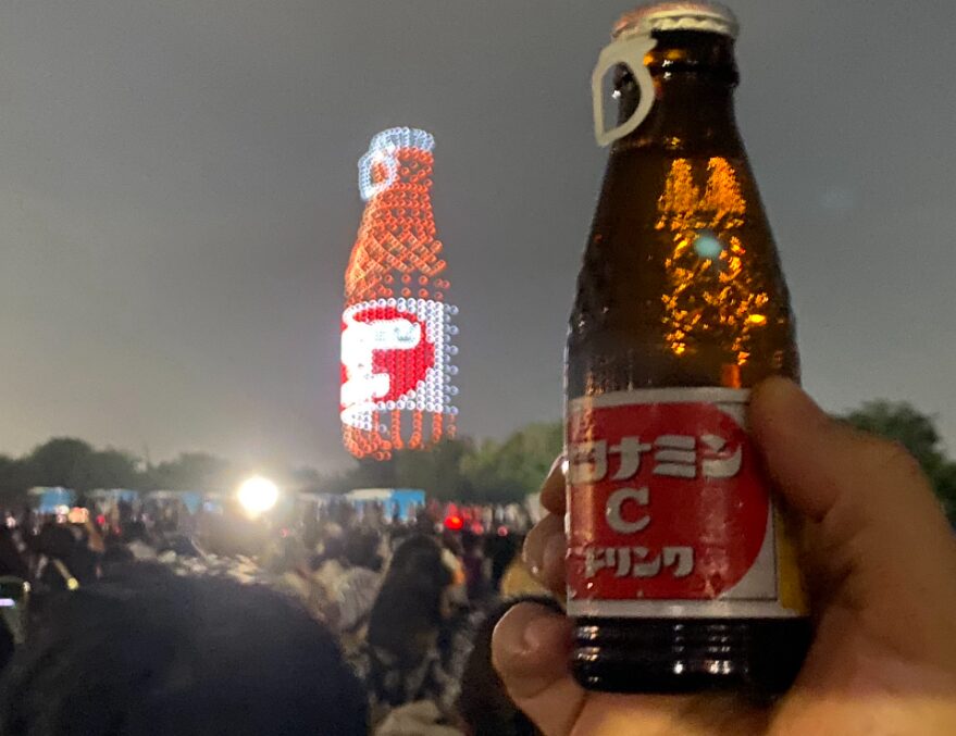 葛飾花火大会のドローンショーとオロナミンCの演出