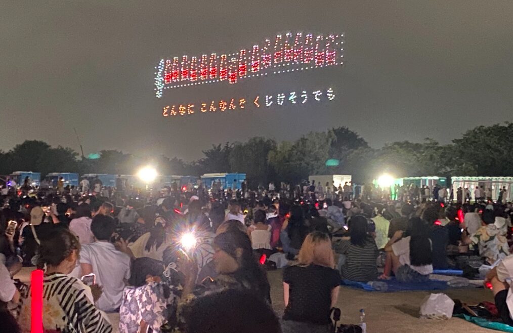 葛飾花火大会ドローンショーのオロナミンC演出