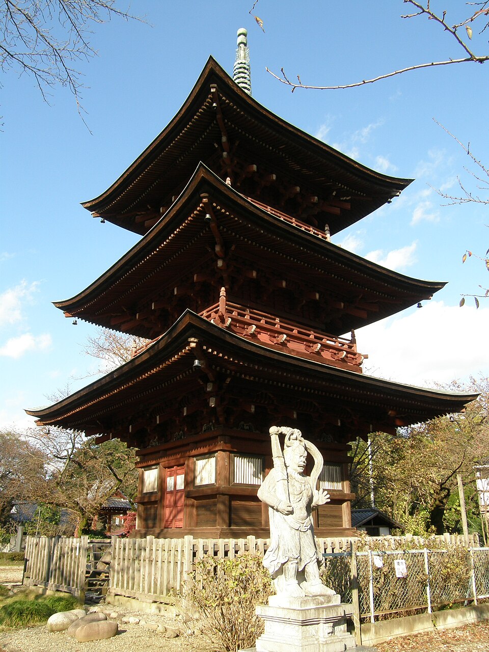 川口市西立野の西福寺に建つ県指定有形文化財の三重塔