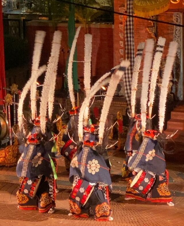 ケチャまつりで鹿踊を披露する踊り手たち