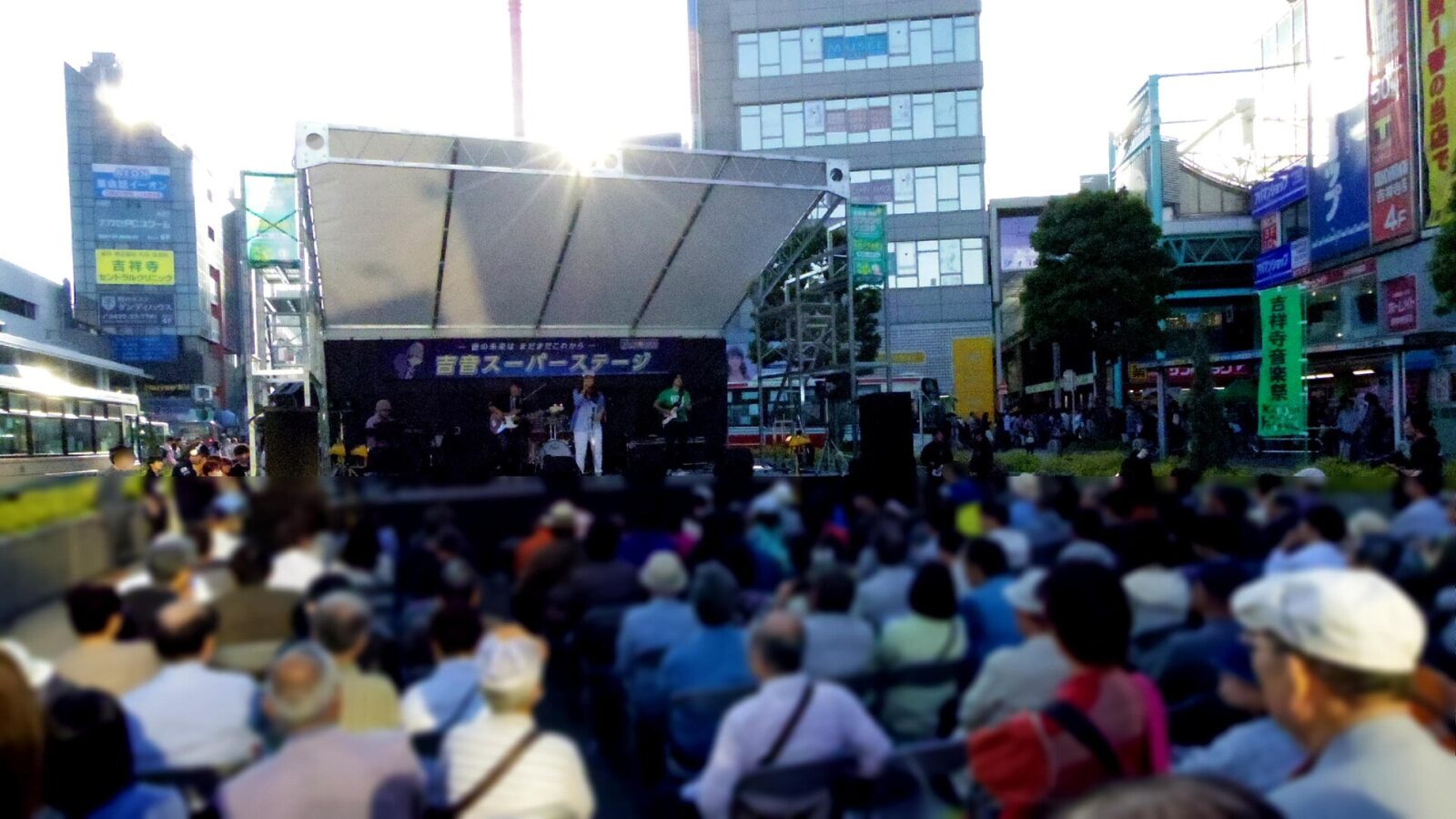 2015年の吉祥寺音楽祭で駅北口広場に設けられた吉音スーパーステージ