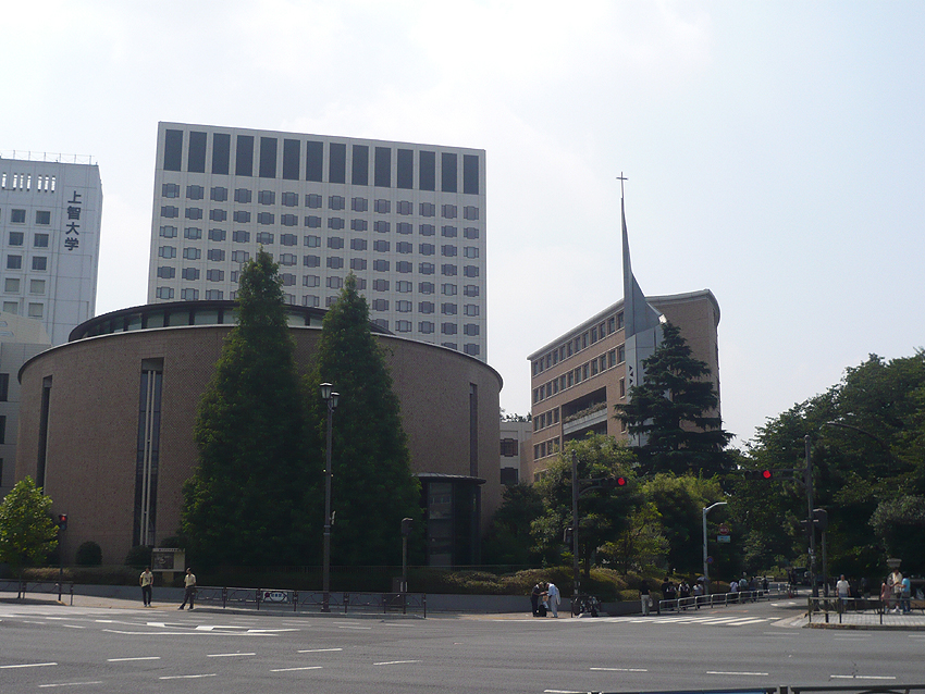 上智大学四谷キャンパス前に建つ聖イグナチオ教会