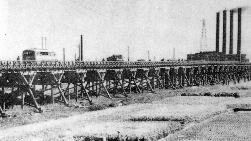 1955年に旧西新井橋から見た千住火力発電所のお化け煙突