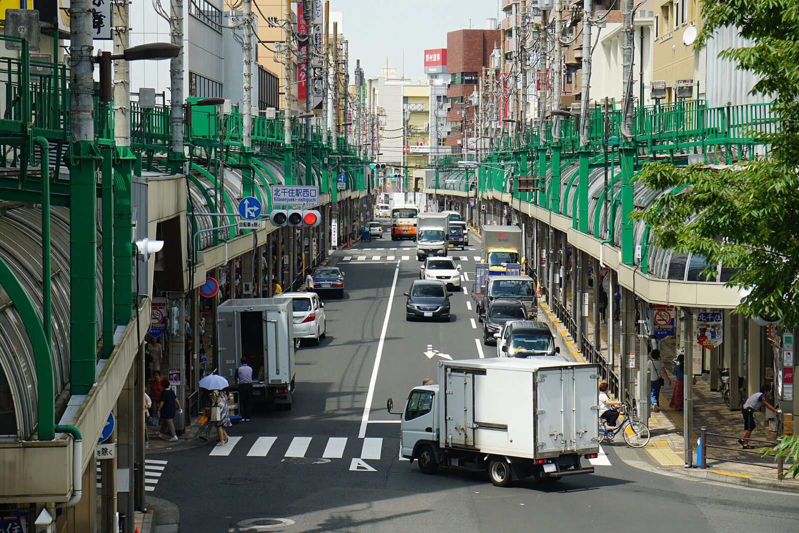 2017年の北千住駅西口へ続く商業通りと交通
