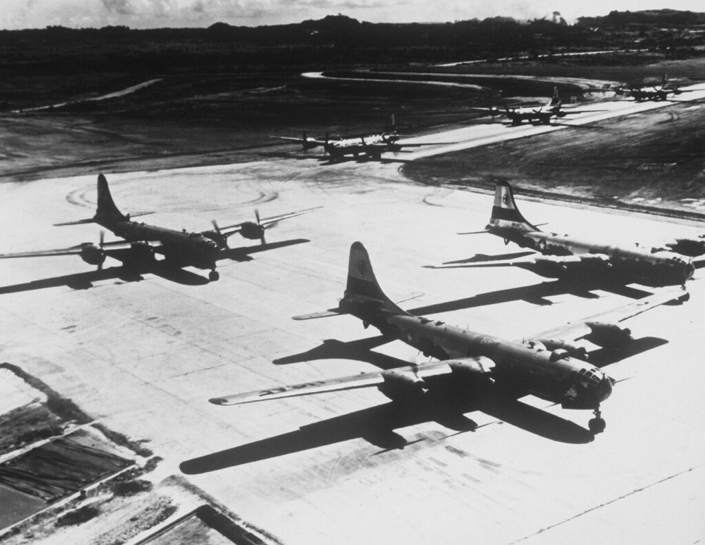 朝鮮戦争で沖縄の基地から北朝鮮への任務へ向かうB29爆撃機
